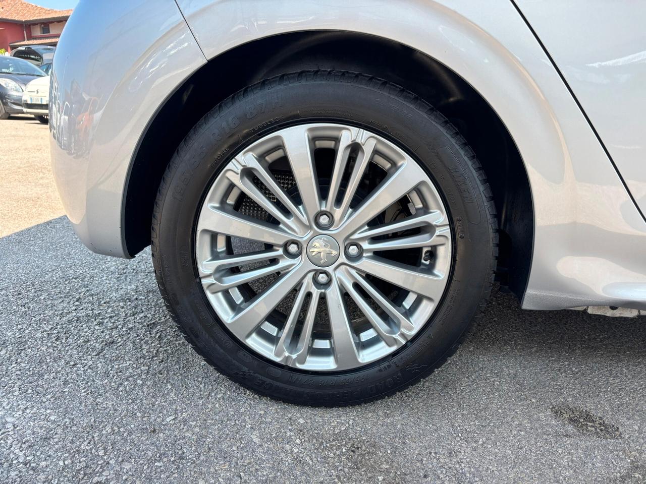 Peugeot 208 PureTech 82 5 porte Allure