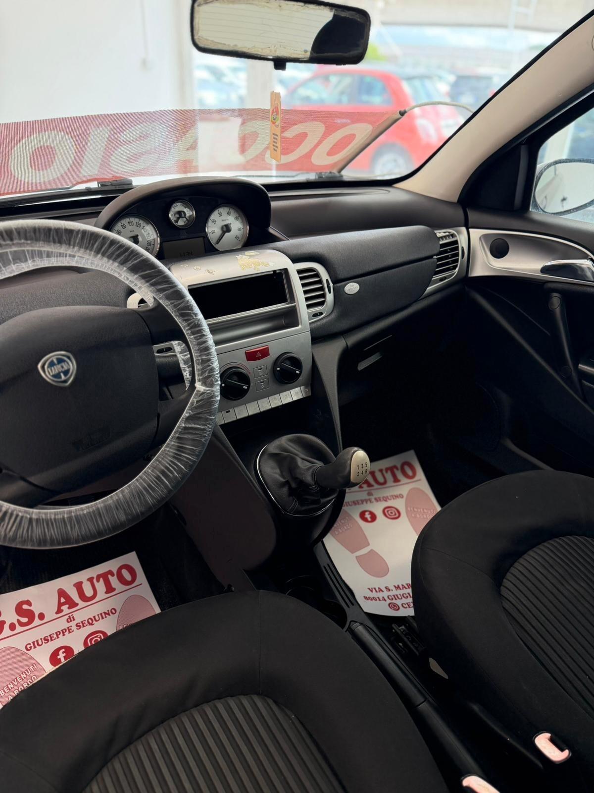 Lancia Ypsilon 1.3 MJT 75 CV Versus
