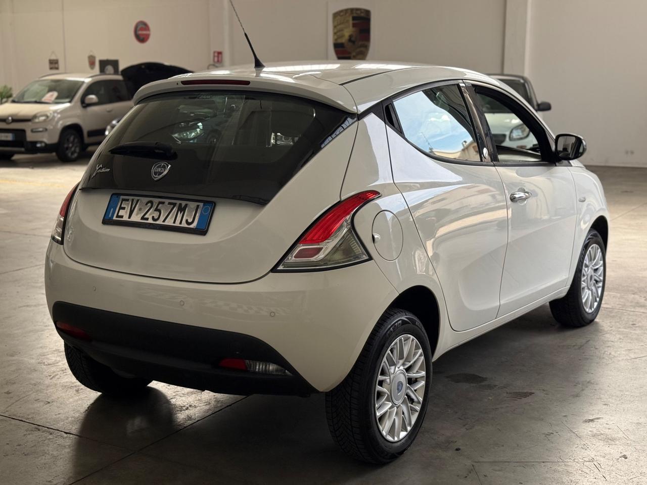 Lancia Ypsilon 0.9 TwinAir 85 CV 5 porte Metano