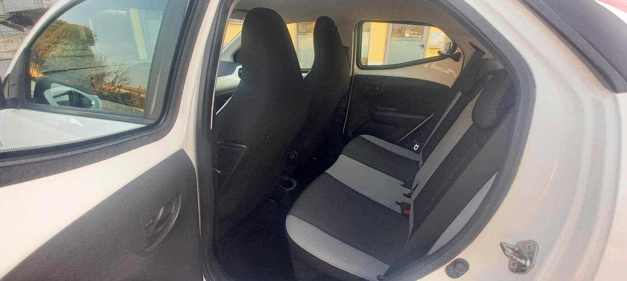 Toyota Aygo Benzina cc. 1.000 Mod. X-Play 5 Porte Utilizzabile anche per i Neopatentati SOLO 87.470 KM...!!!