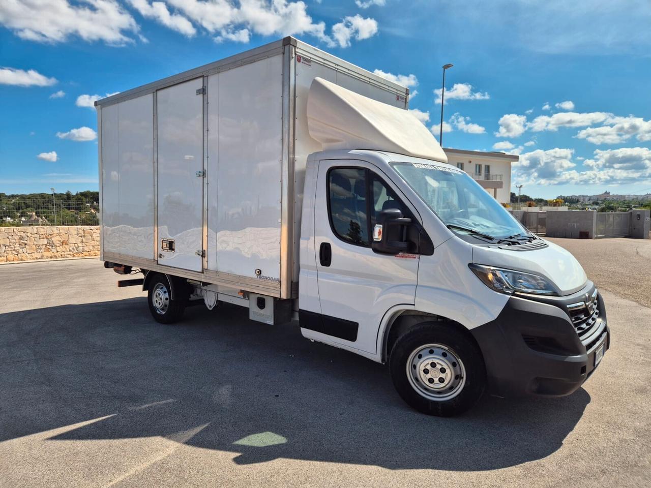 Opel Movano con sponda idraulica