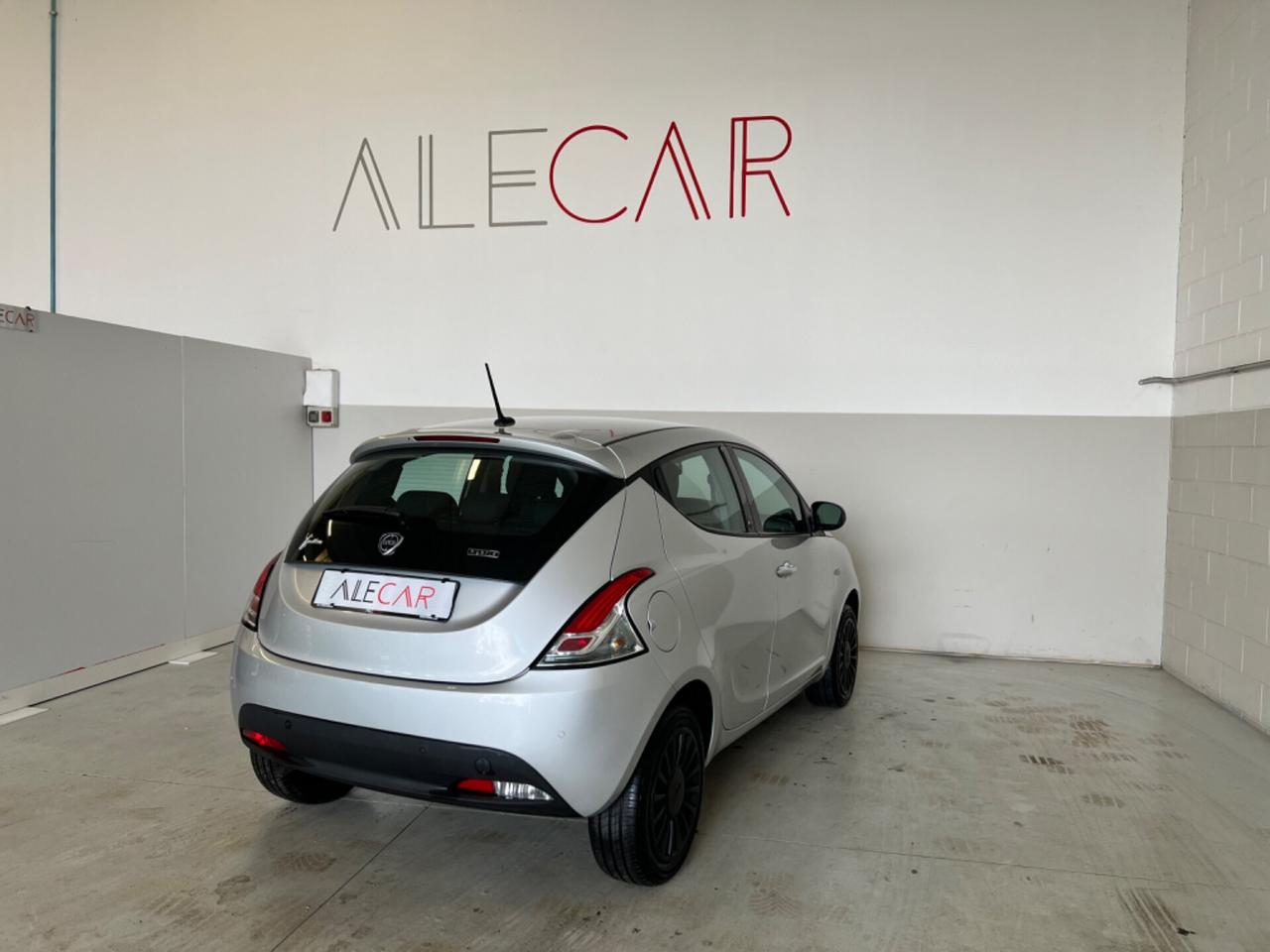 Lancia Ypsilon 1.0 FireFly 5 porte S&S Hybrid Ecochic Silver x Neopatentati