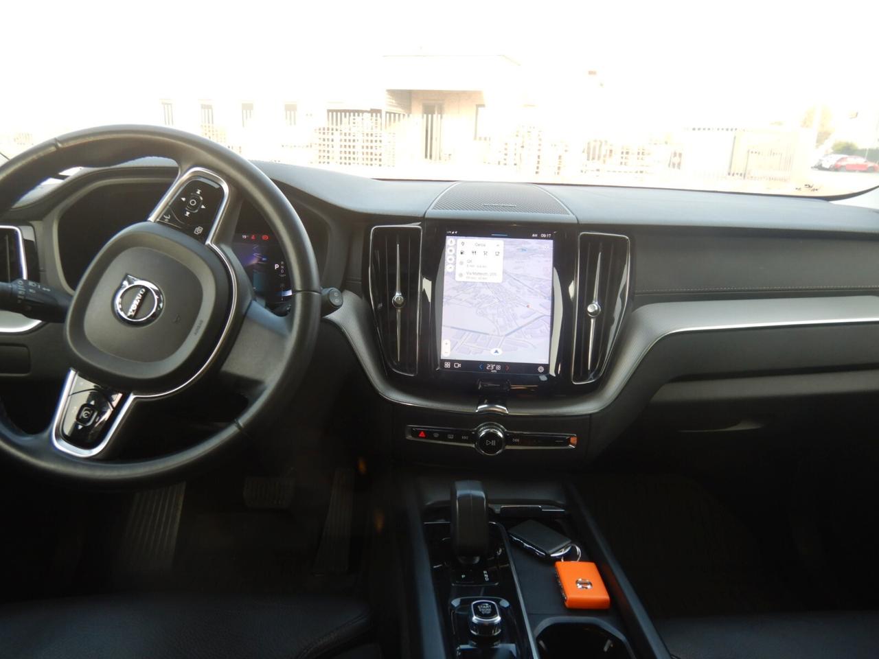 Volvo XC60 B4 (d) AWD automatico Ultimate Bright N1 TETTO NAVY PELLE H/K 19