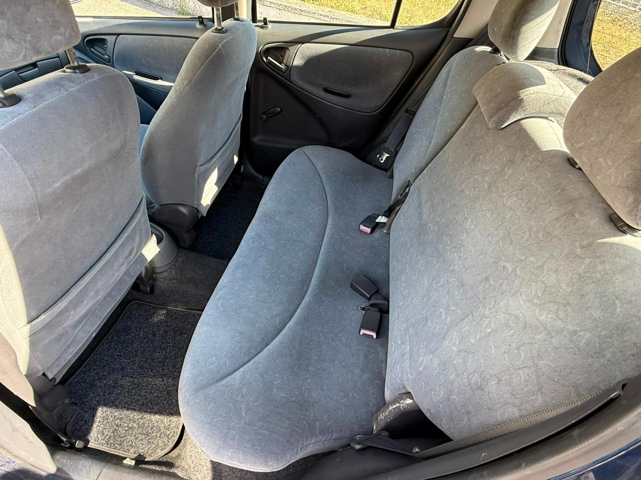 Toyota Yaris 1.0i 16V cat 5 porte Sol