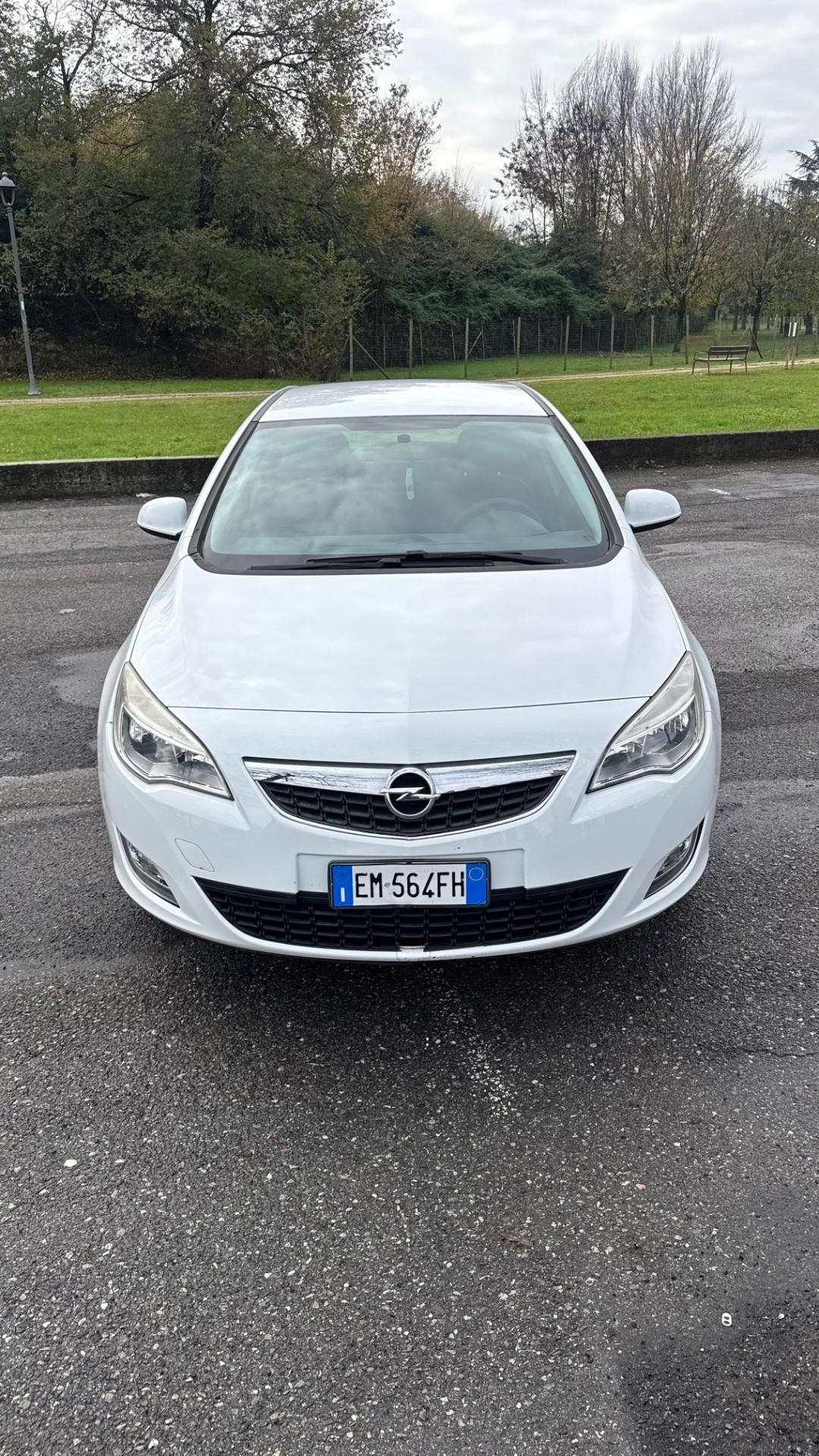 Opel Astra 1.4 – 2012 adatta a neopatentati