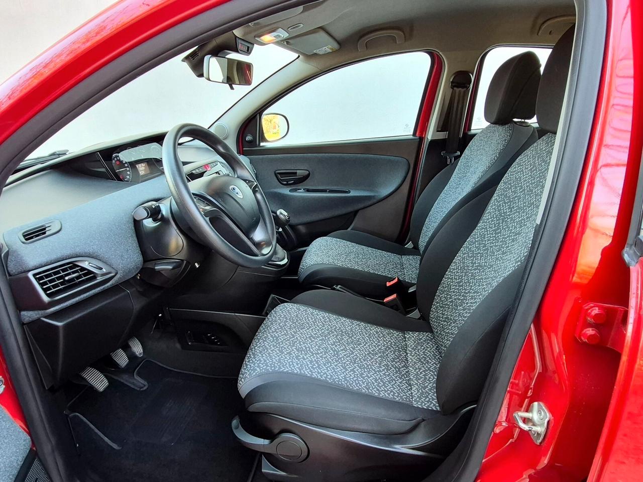 Lancia Ypsilon 1.0 FireFly Hybrid Silver