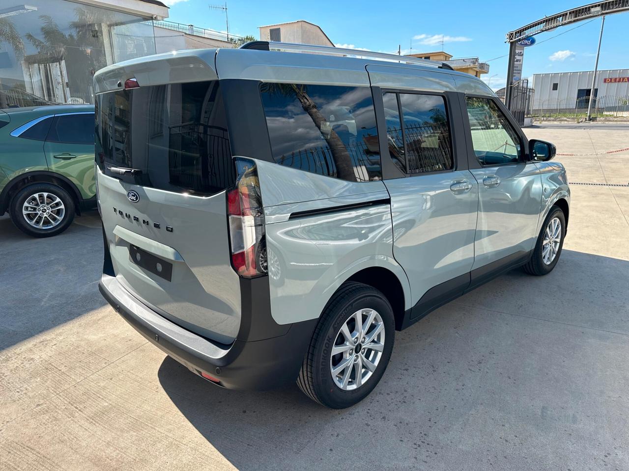 Ford Tourneo Courier 1.0 EcoBoost Titanium