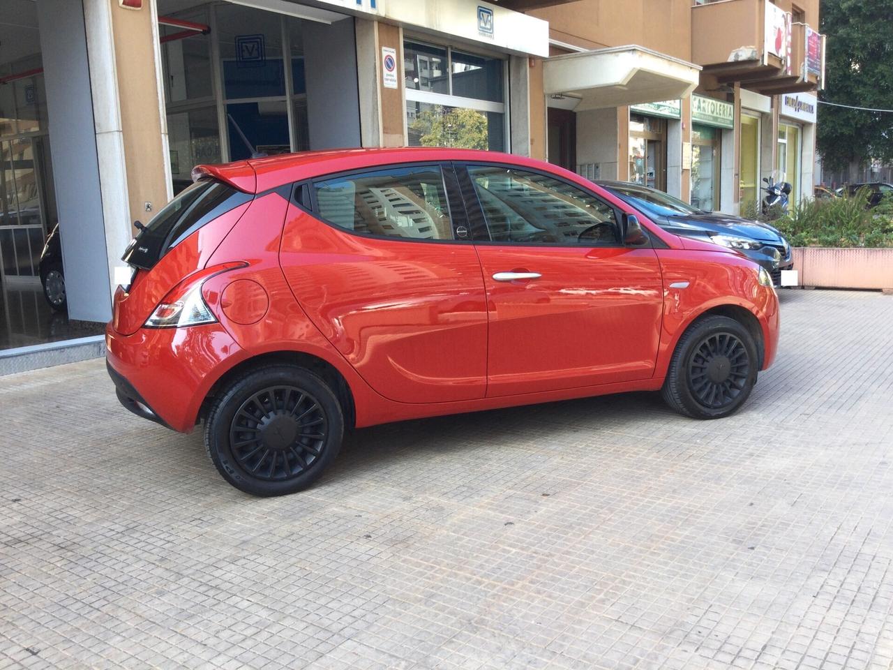 Lancia Ypsilon 1.0 FireFly 5 porte S&S Hybrid Ecochic Silver