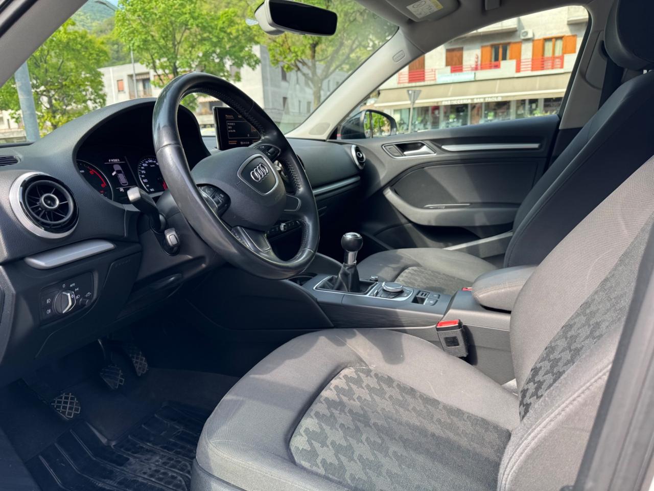 Audi A3 SPB 1.6 TDI Sport - SENSORI PER IL PARCHEGGIO - VETRI OSCURATI