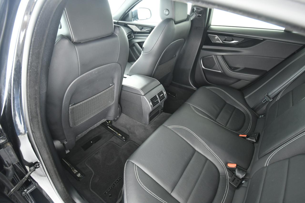 JAGUAR XE 2.0d i4 mhev R-Dynamic Black rwd 204cv auto CAMERA 360+PELLE+LED