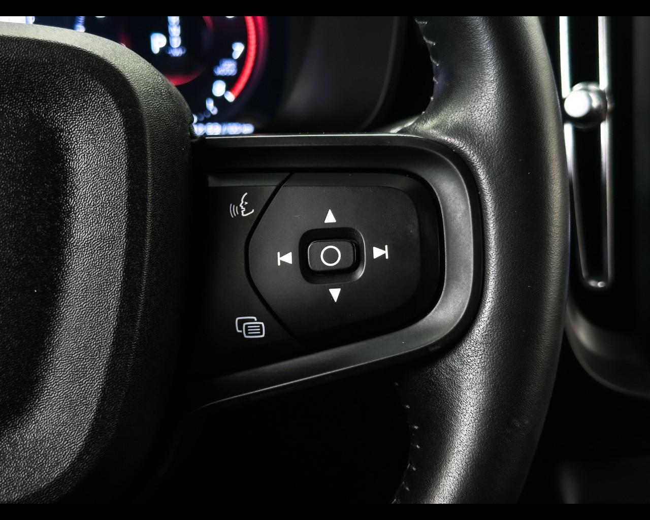 VOLVO XC40 (2017-->) - XC40 T2 Geartronic Momentum
