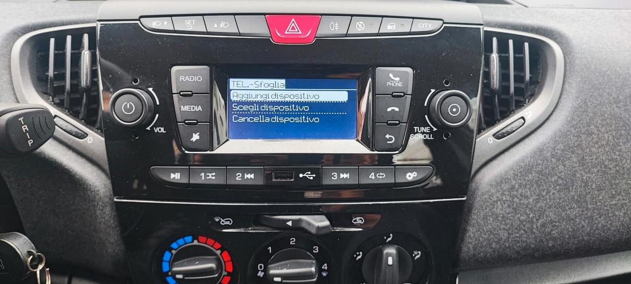 Lancia Ypsilon 1.0 Hybrid Ecochic silver 11/2020