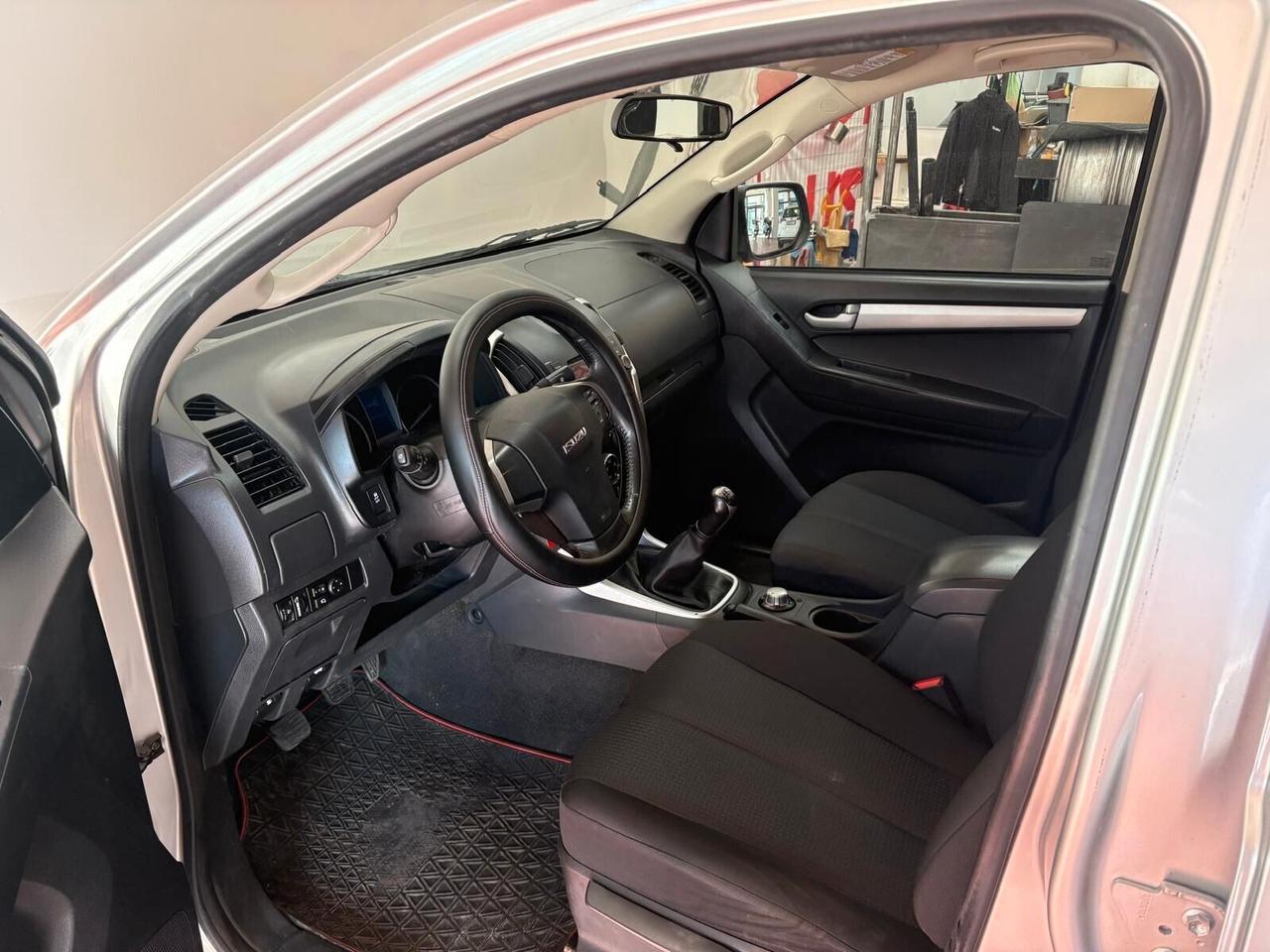 ISUZU PICK-UP D-MAX POSTI 5 DOPPIA CABINA Diesel 2.5 CV 163 Con Km 196.696 CANCIO TRAINO garanzia 12 mesi