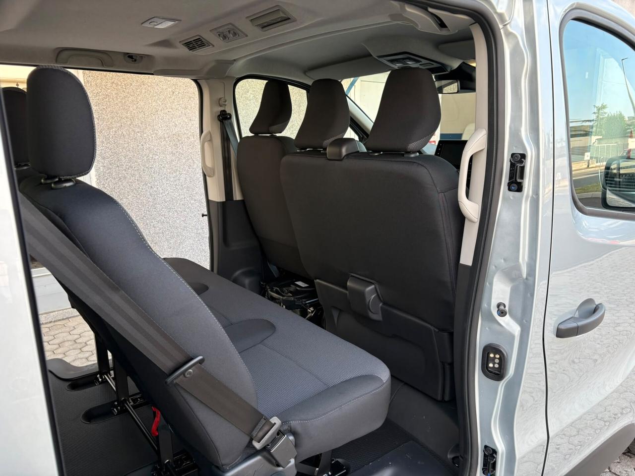 9 POSTI Nissan Primastar 2.0 dCi 150CV Aut PC-TN Bus N-Connecta