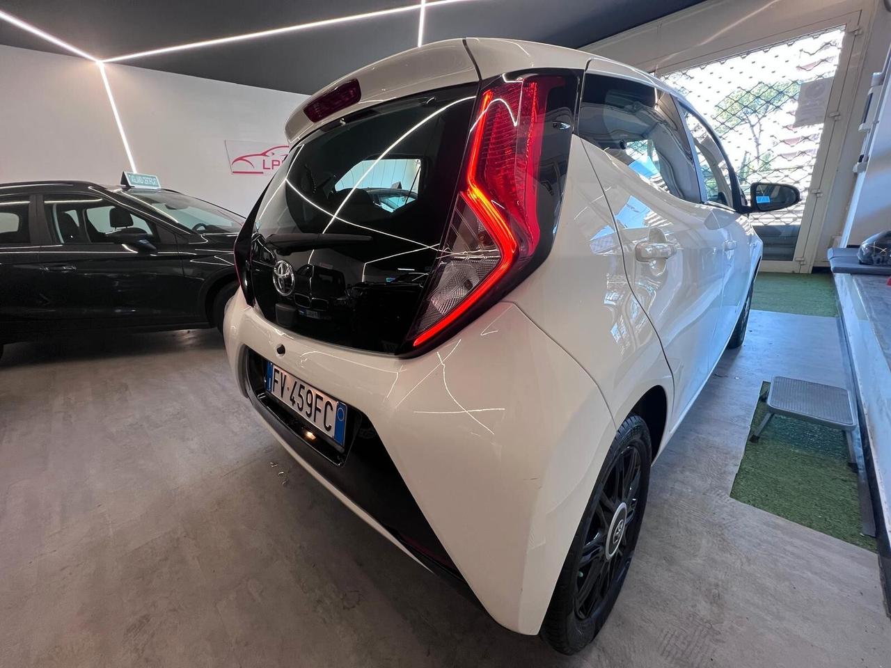 Toyota Aygo 1.0 AUTOMATICA X-PLAY*NO VINCOLI DI FINANZIIAMWNTO*AZIENDALE NAVI UNIPRO