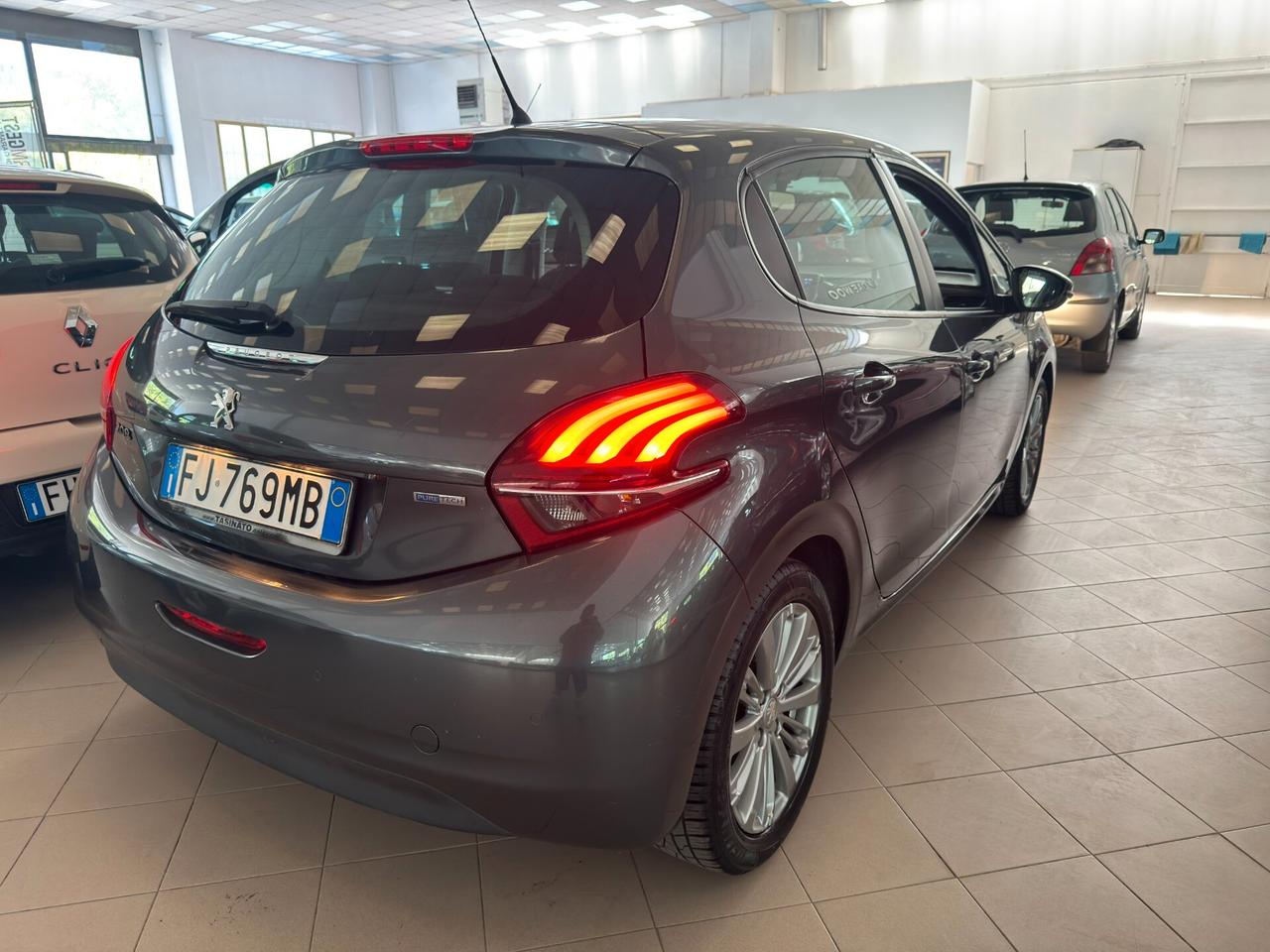 Peugeot 208 PureTech 82 5 porte Allure