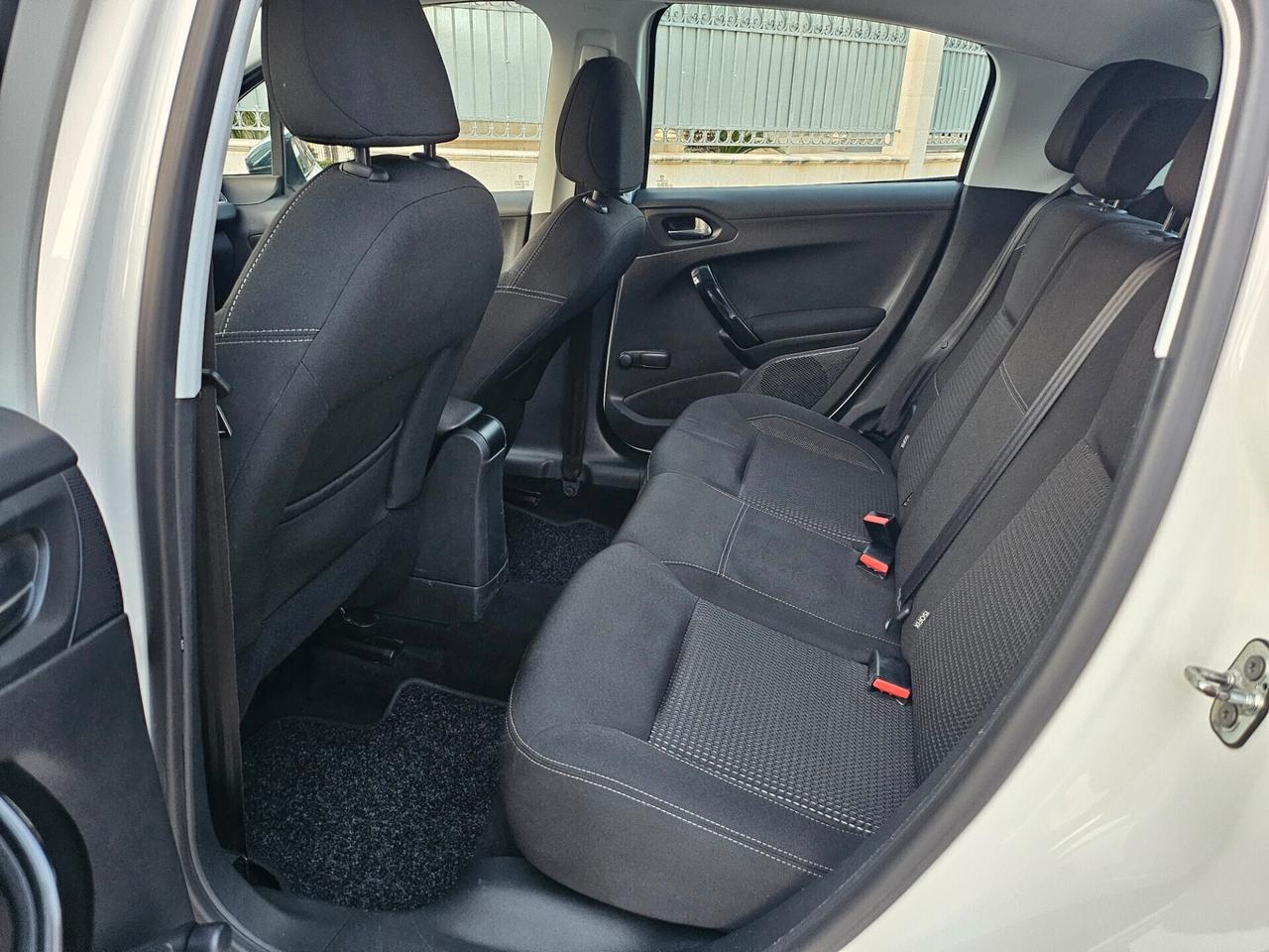 Peugeot 208 1.6 BlueHDi 100 CV Allure