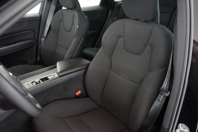 VOLVO XC60 B4 (d) AWD automatico Momentum Sport