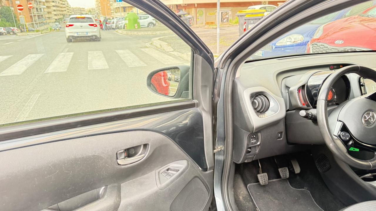 Toyota Aygo Connect 1.0 VVT-i 72 CV 5 porte x-play LED NAVI KAMERA PDC CERCHI 16 BLUETOOTH