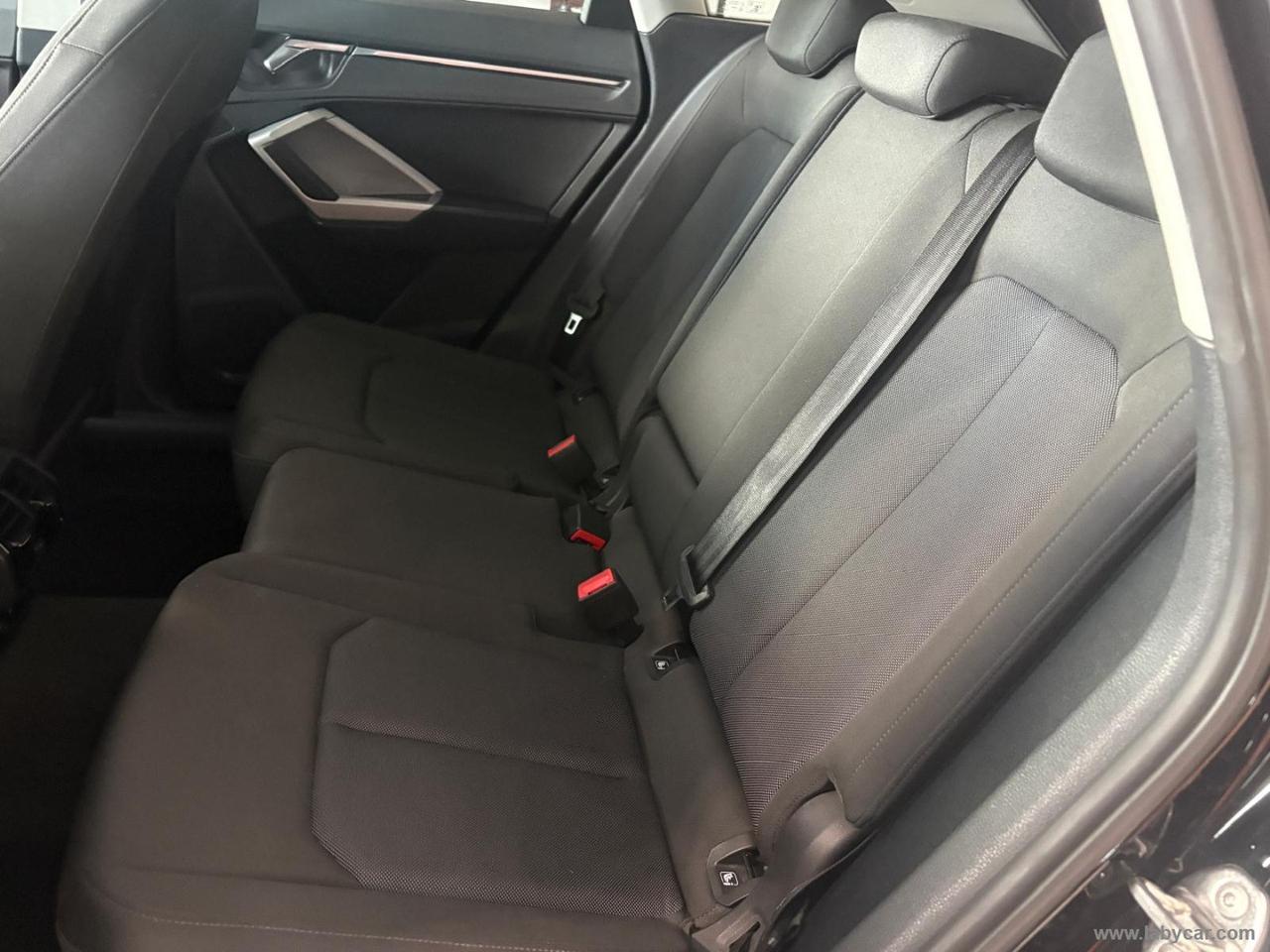 AUDI Q3 35 TDI S tronic Business Advanced