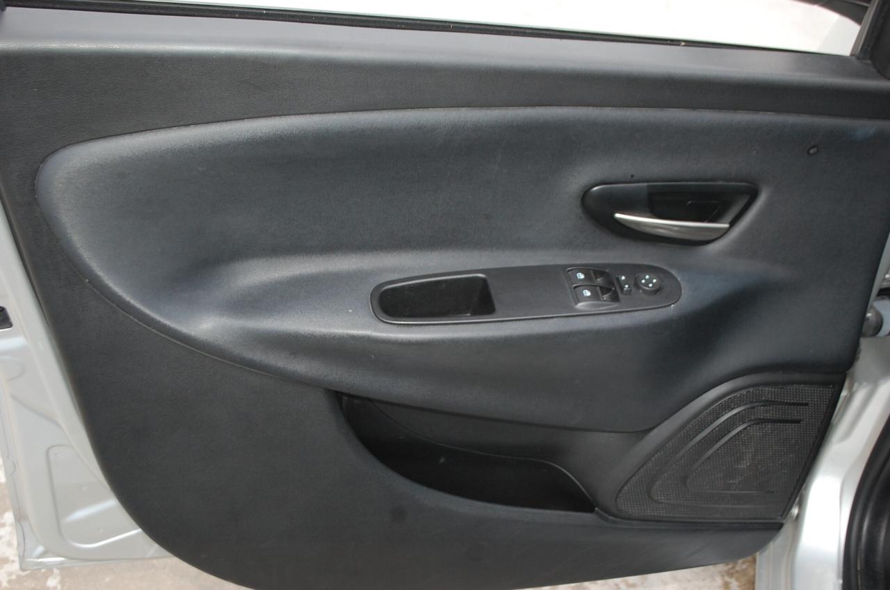 Lancia Ypsilon 1.0 firefly 70CV hybrid Gold S&S Uff Italy USB