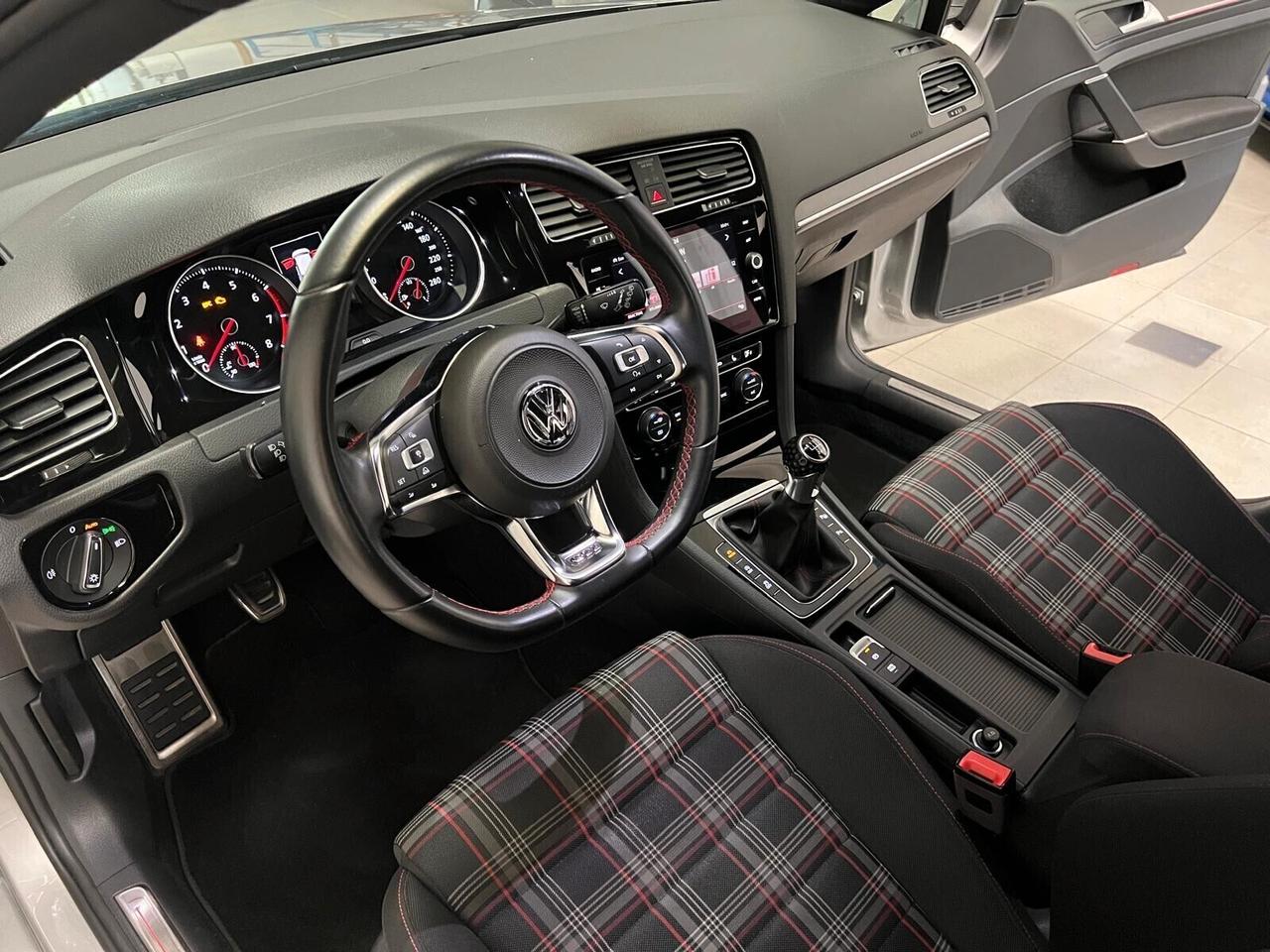 Volkswagen Golf GTI Performance 2.0 TSI 230CV