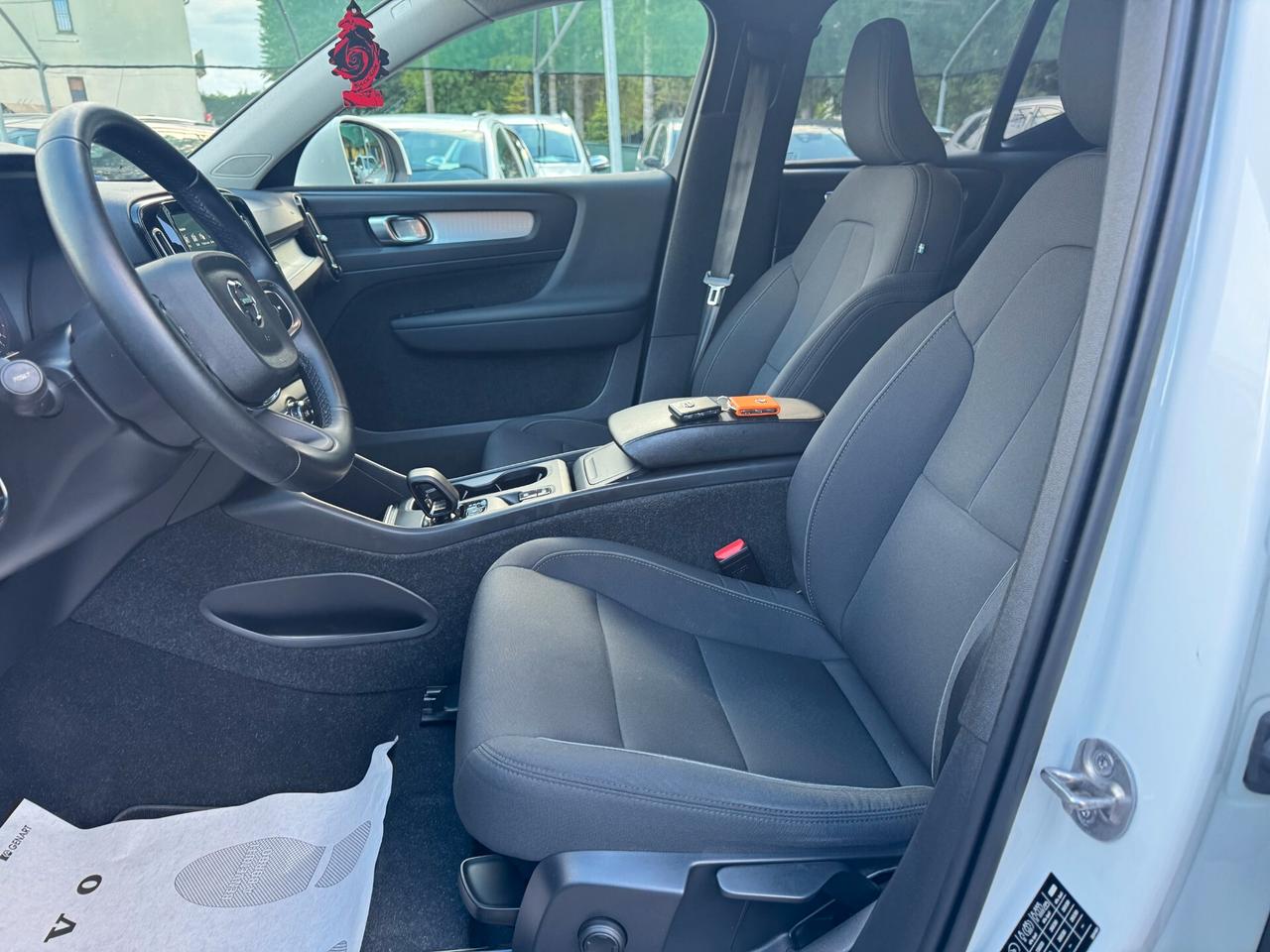 Volvo XC40 T2 automatico MOMENTUM PRO