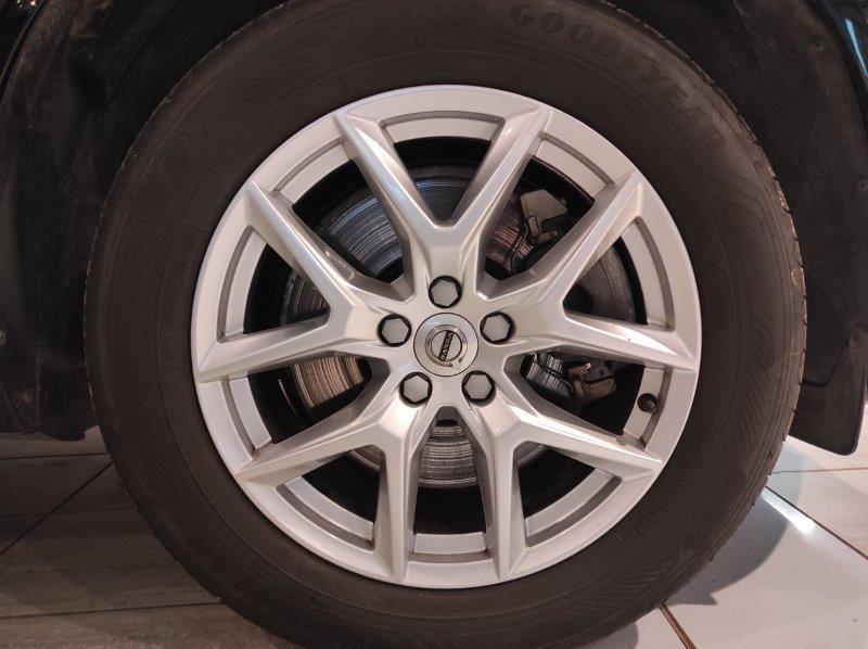 VOLVO XC60 (2017-->) - XC60 B4 (d) AWD Geartronic Momentum