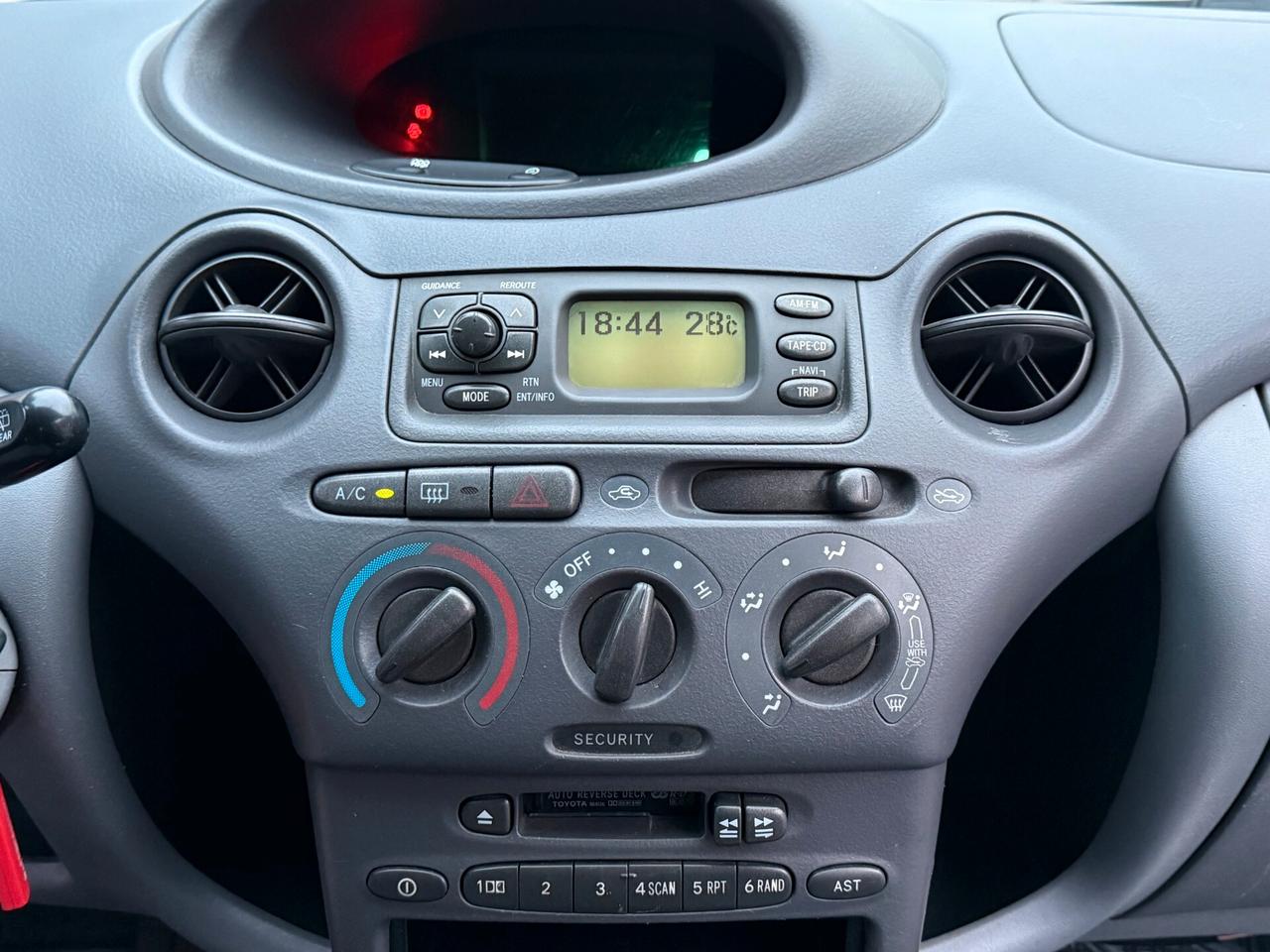 Toyota Yaris 1.0 cat 5 porte Sol - 2001