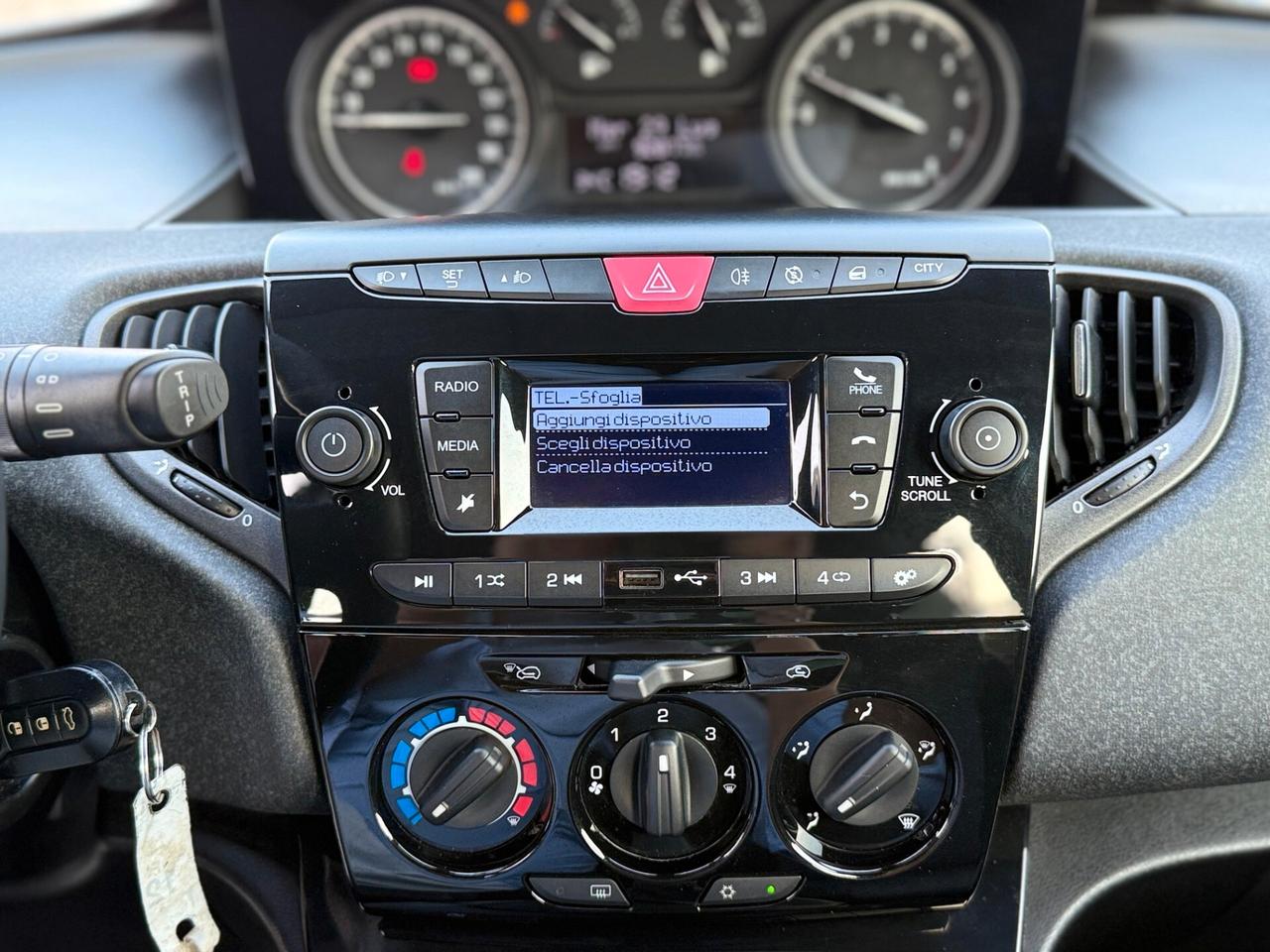 Lancia Ypsilon 1.0 FireFly S&S Hybrid Ecochic Silver