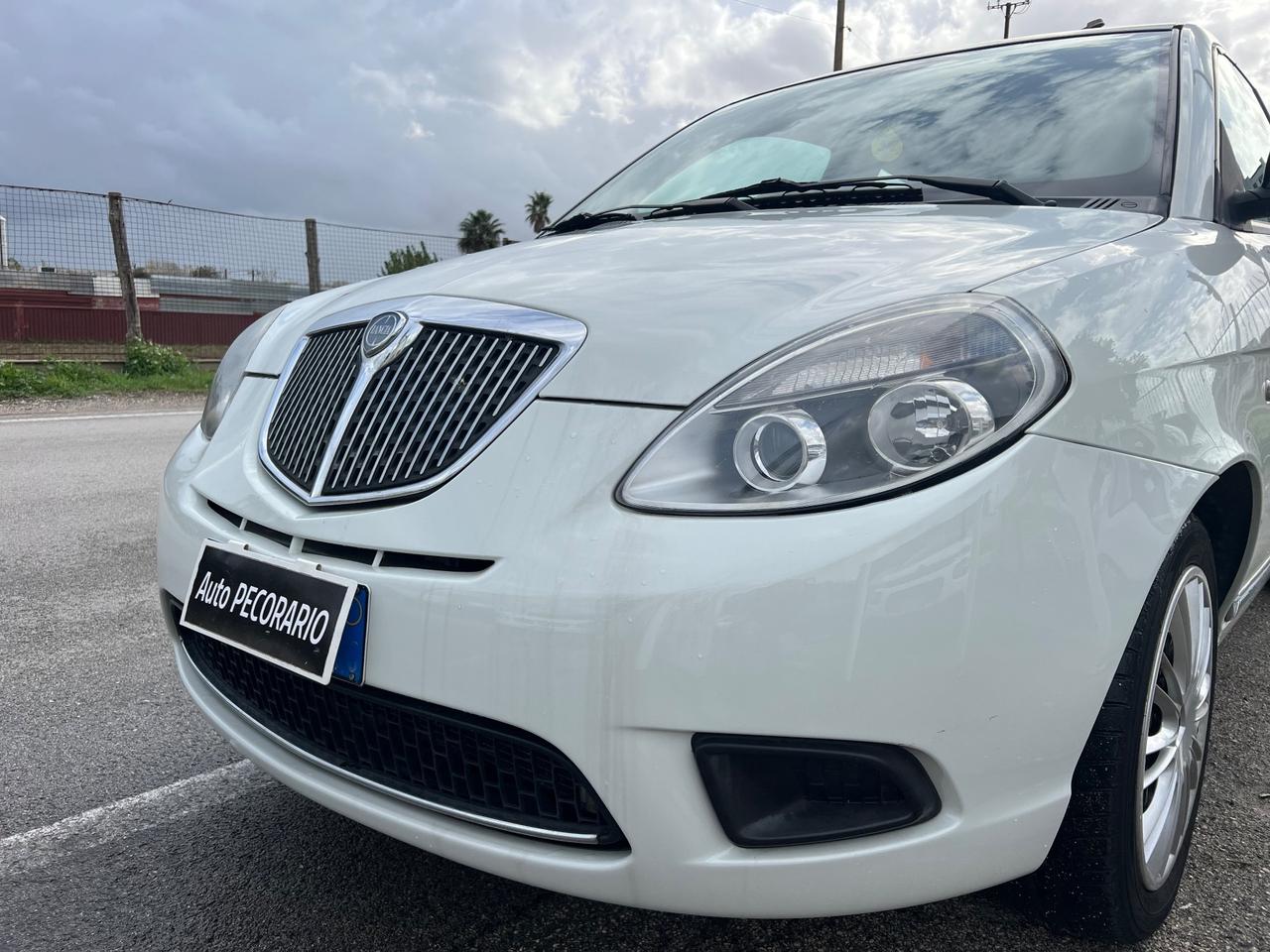Lancia Ypsilon 1.2 69 CV Unyca