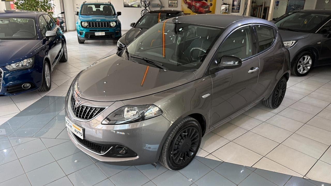 Lancia Ypsilon 1.0 FireFly 5 porte S&S Hybrid Silver