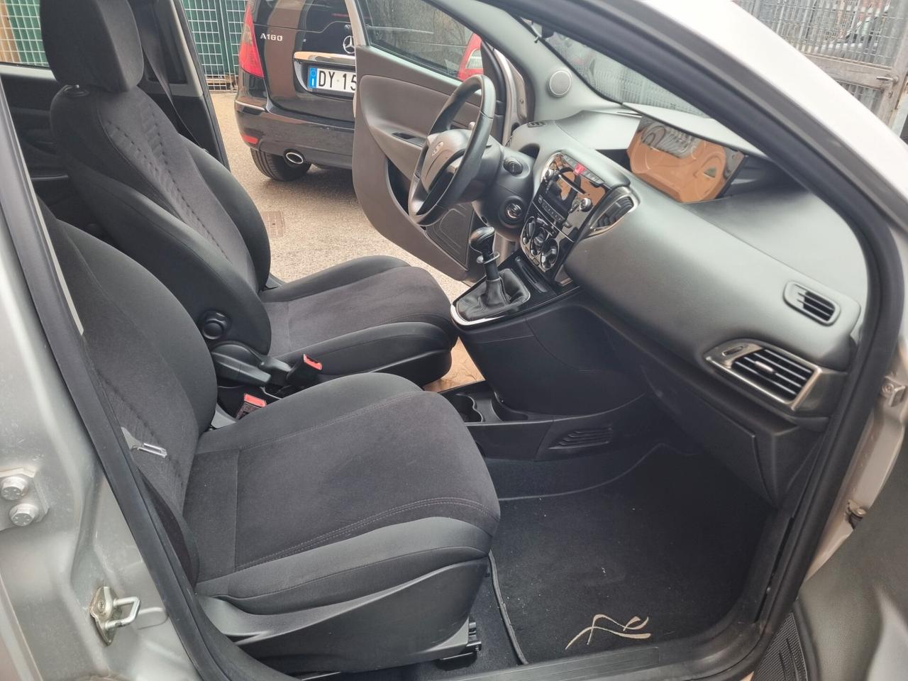 Lancia Ypsilon 1.2 69 CV 5 porte S&S Platinum unica proprietaria