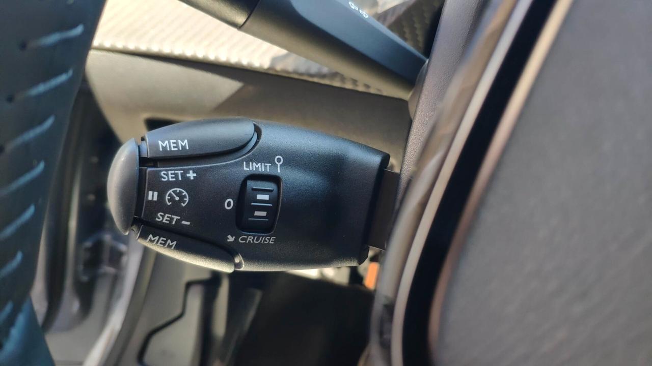 Peugeot 208 Allure 1200 Benz 100 CV Km0