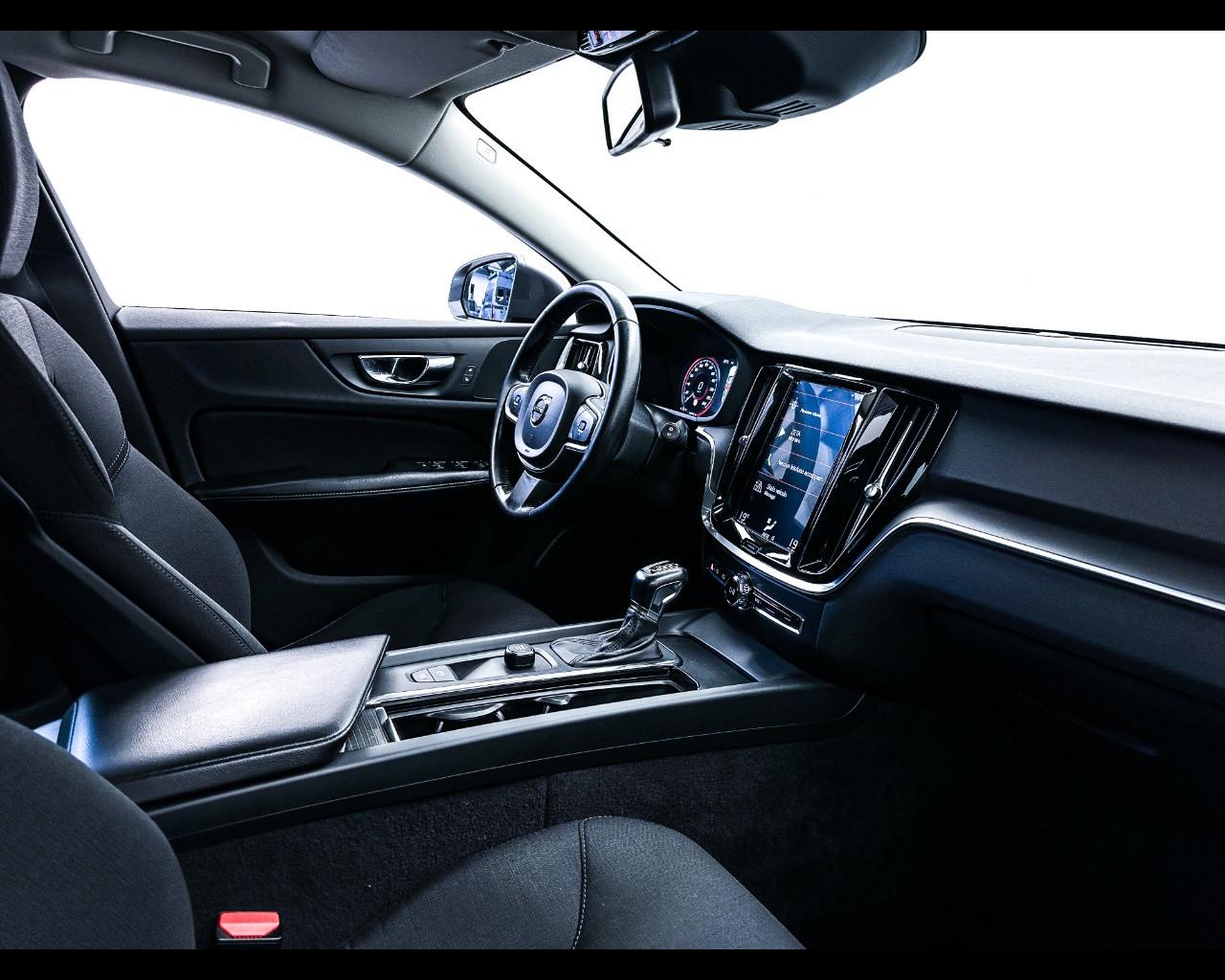 VOLVO V60 (2018-->) - V60 D3 Geartronic Momentum Business