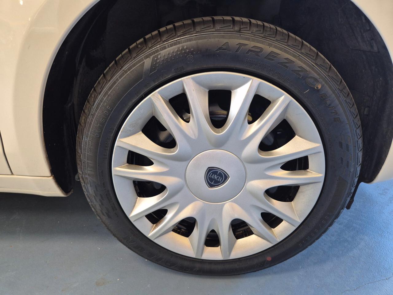 Lancia Ypsilon 1.2 69 CV 5 porte SILVER
