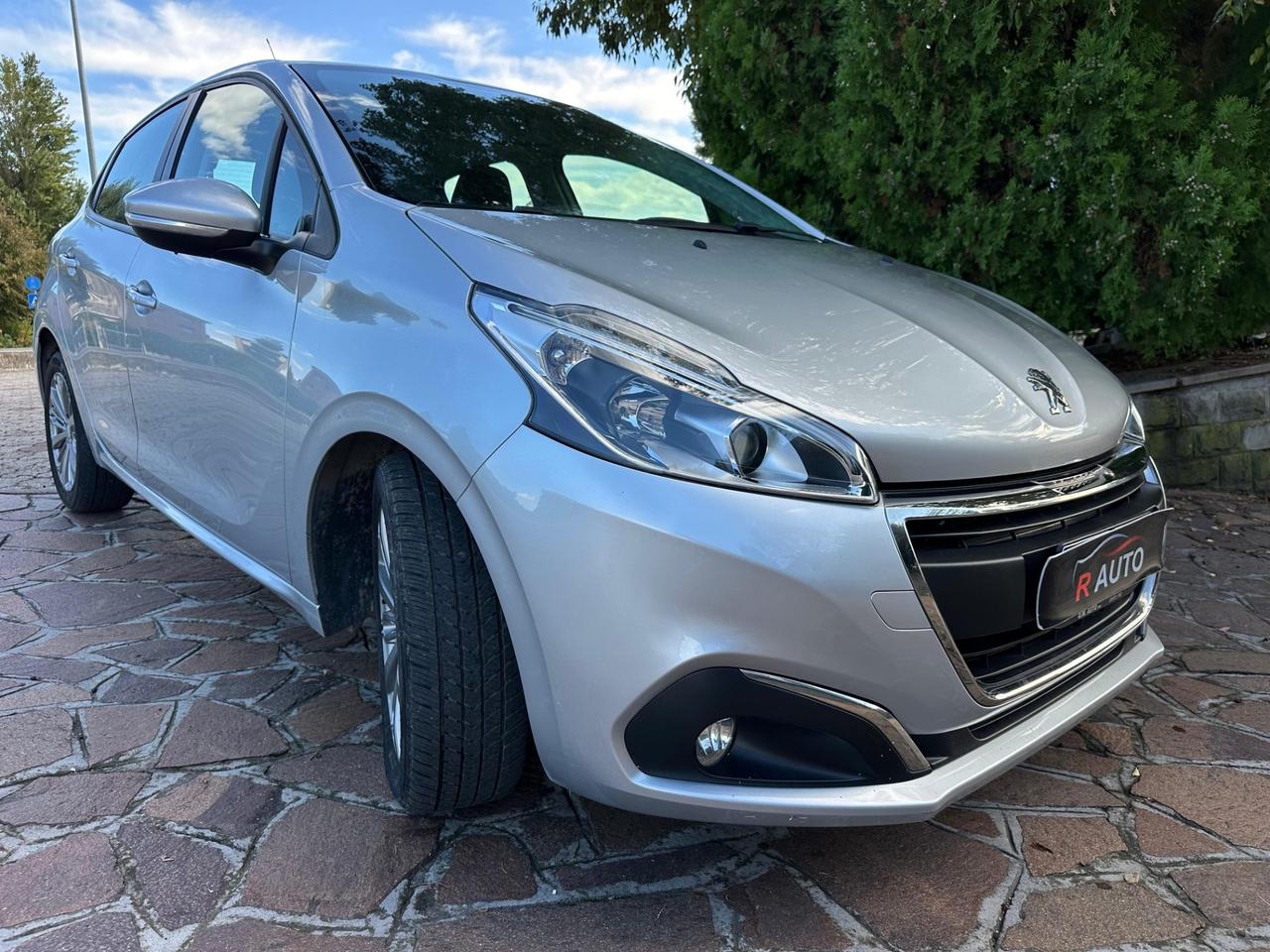 Peugeot 208 BlueHDi 1.4 75 5 porte Allure neopatentati