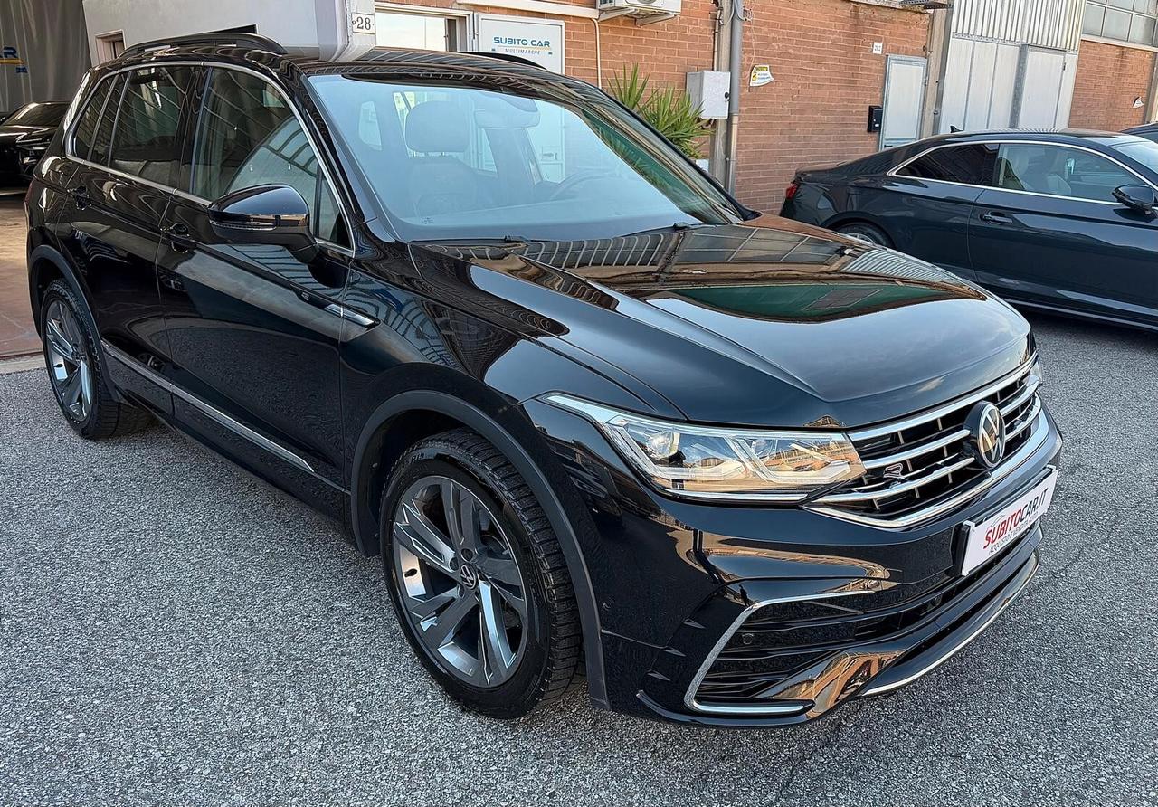 Volkswagen Tiguan 2.0 TDI 150 CV SCR DSG R-Line interno ed esterno