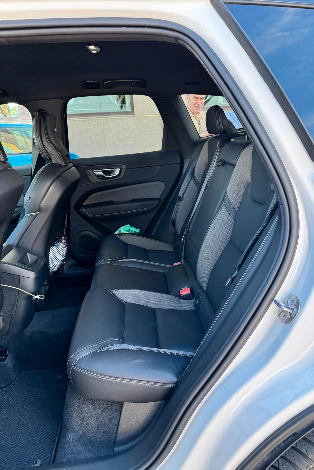 Volvo XC60 2.0 AWD automatico Ultimate Dark