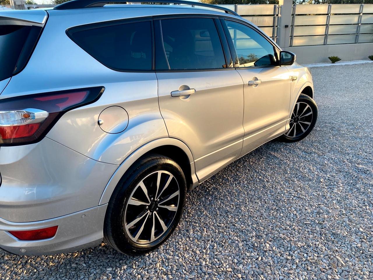 Ford Kuga 1.5 TDCI 120 CV S&S 2WD ST-Line