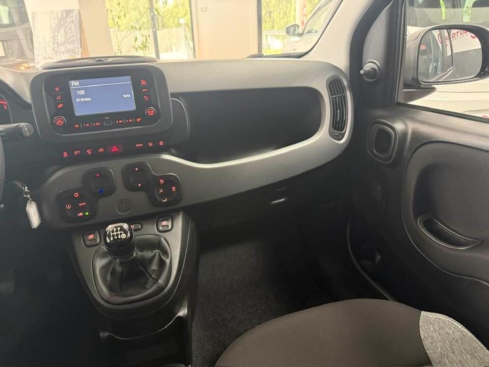 Fiat Panda 1.0 FireFly S&S Hybrid City Life con comandi al volante