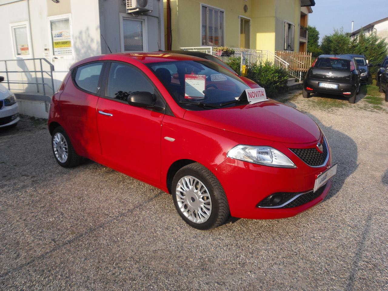 Lancia Ypsilon 1.2 69 CV 5 porte Silver neopatentati