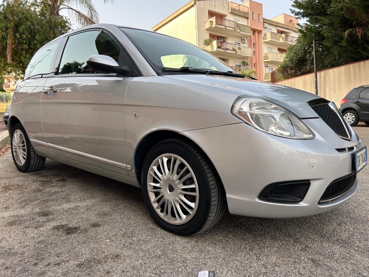 Lancia Ypsilon 1.3 MJT 75 CV Platino