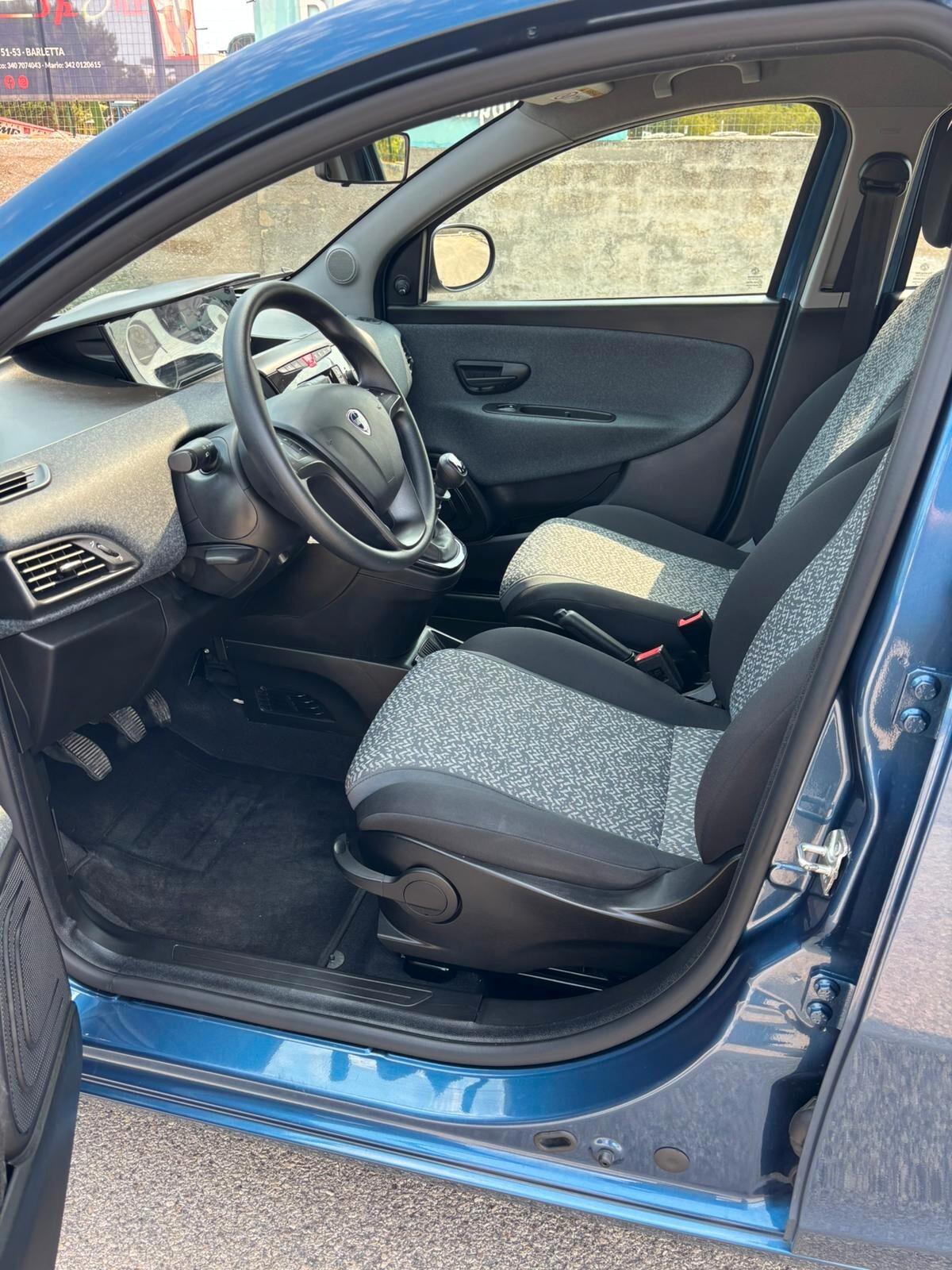 Lancia Ypsilon 1.0 FireFly 5 porte S&S Hybrid Silver