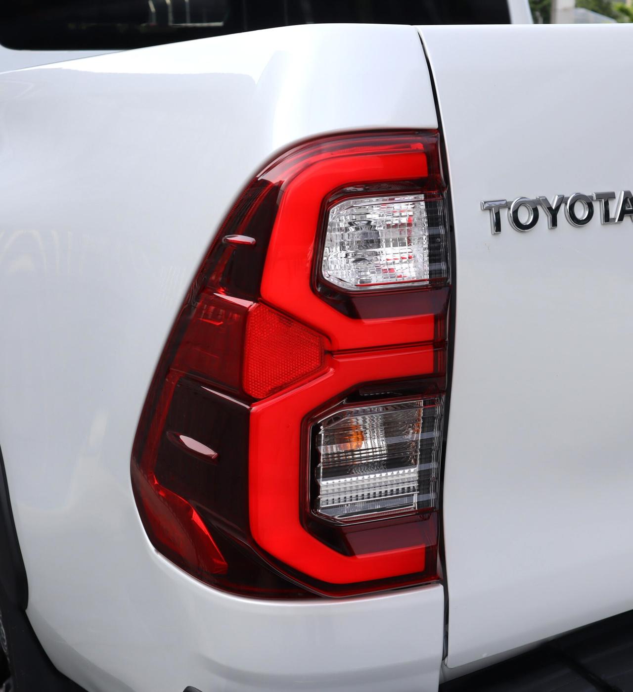 Toyota Hilux Toyota Hilux 2.8 D 204 CV DoCab 4x4 Aut Invincible 39900 + IVA