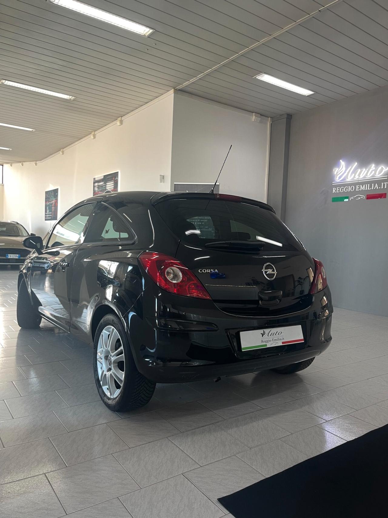 Opel Corsa 1.2 3 porte b-color