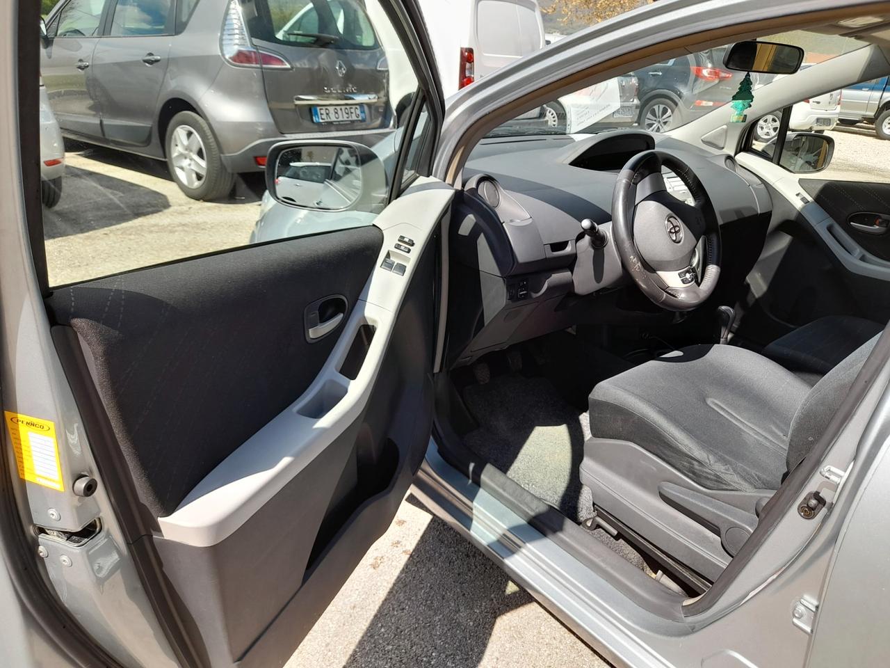 Toyota Yaris 1.0 5 porte Sol