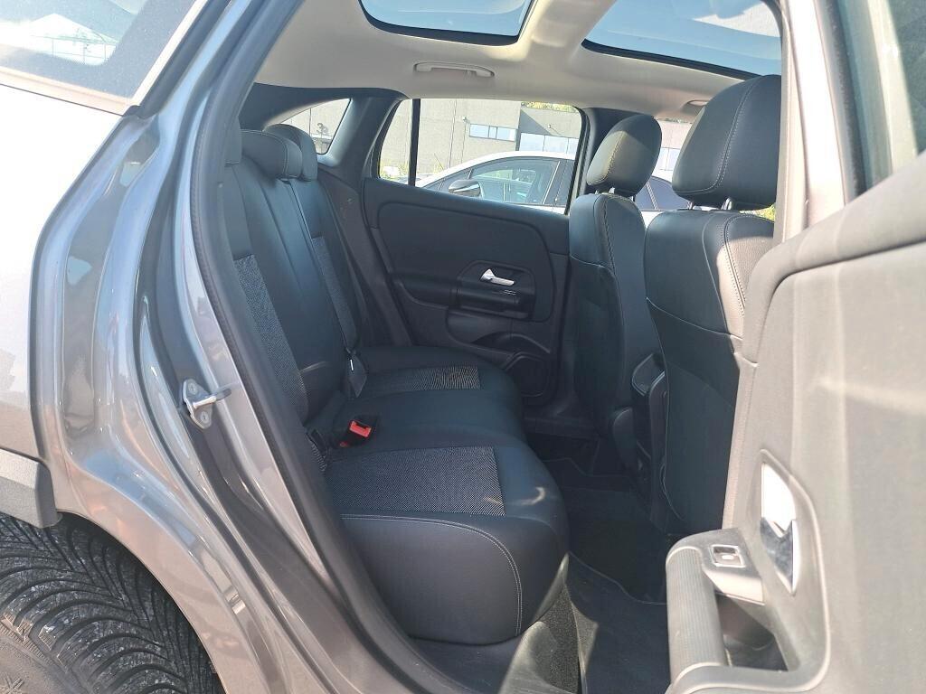 MERCEDES-BENZ GLA 180D 115CV AUTOMATIC BUSINESS SOLUTION ( CRUISE - PELLE - TETTO PANORAMICO APR. - NAVI PREMIUM - PARK ASSIST )