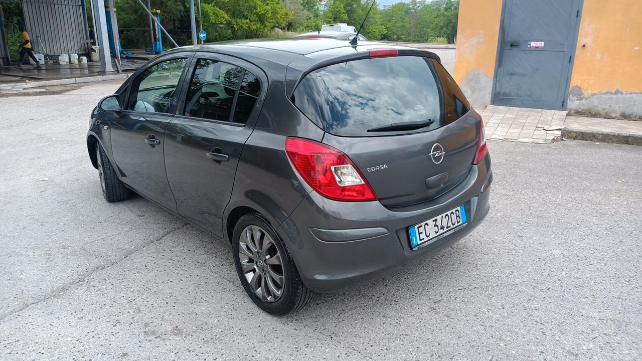 Opel Corsa 1.2 benzina GPL anno 2010 chilometri 170.000