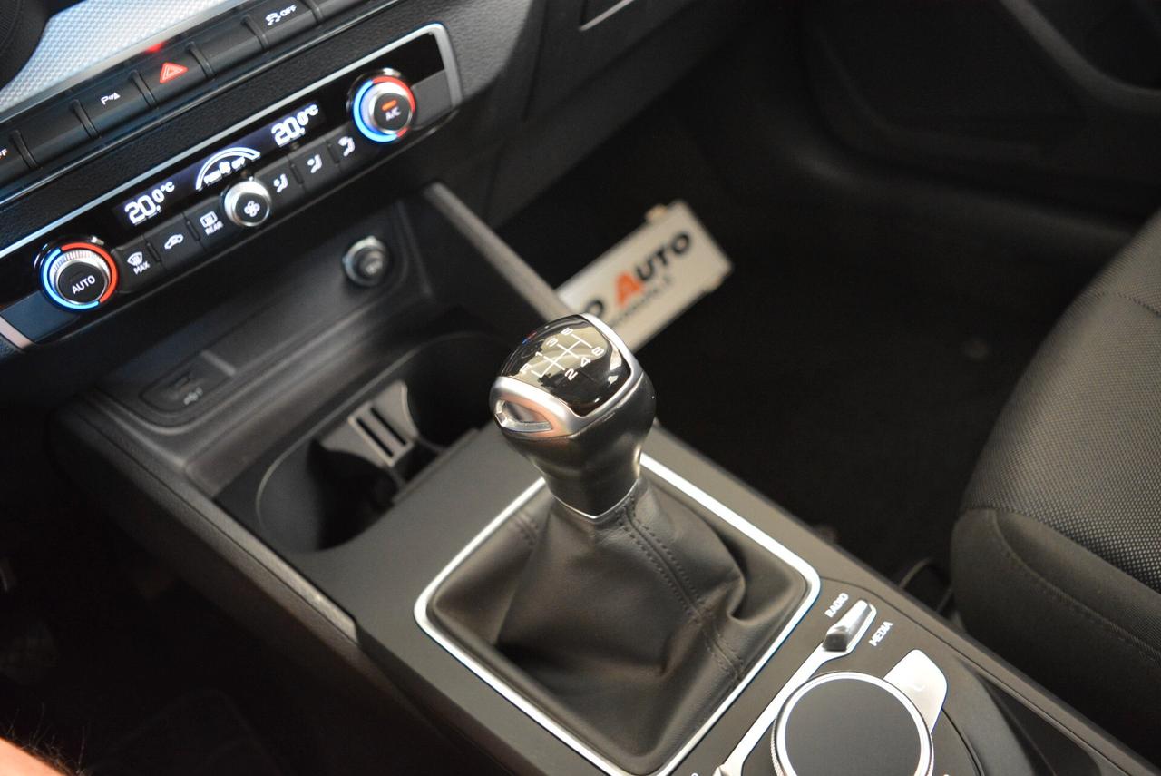 Audi Q2 30 TFSI Business telecamera